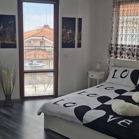 Black And White Apartment Karlovo Kültér fotó